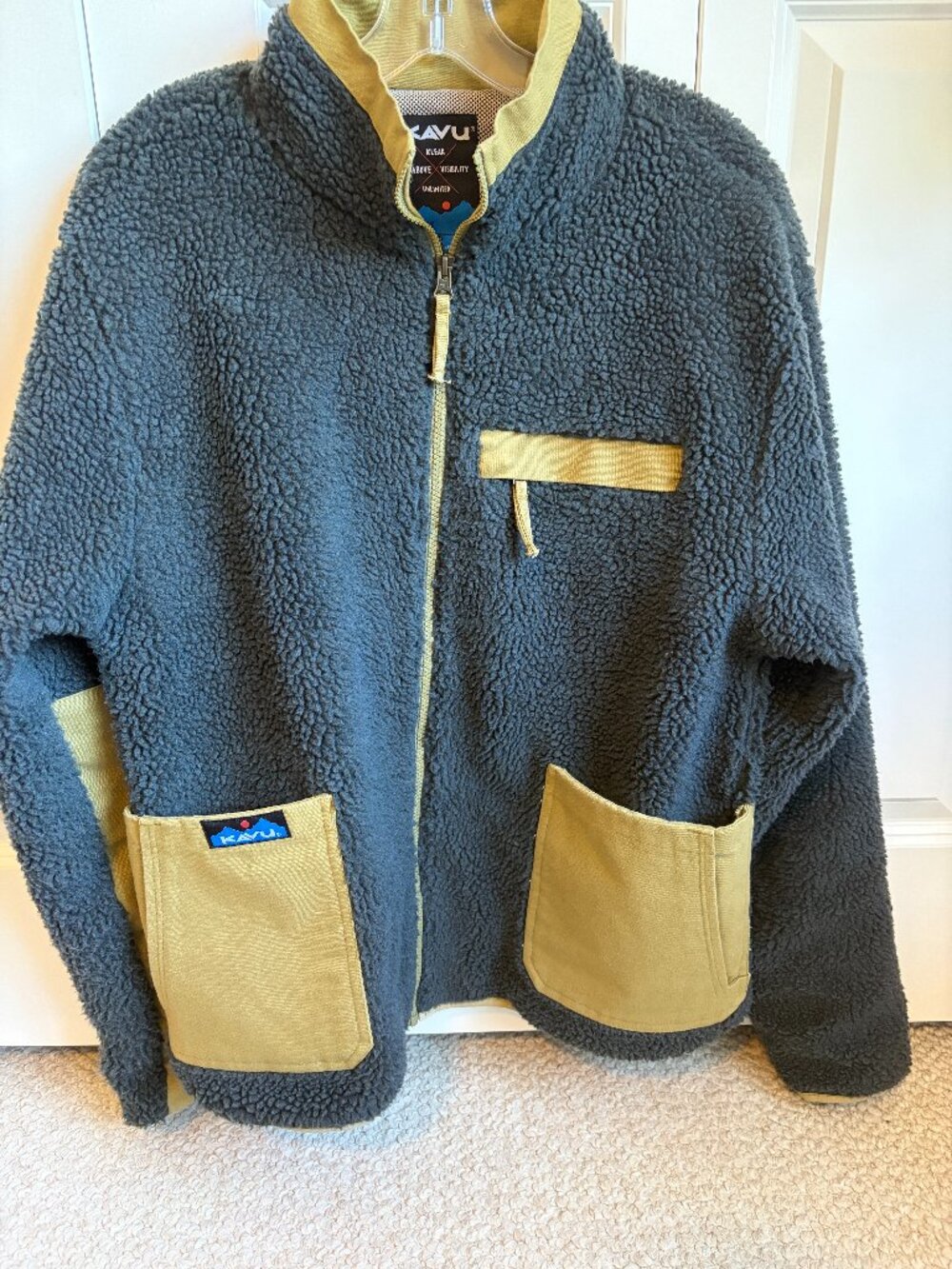 Kavu Men's sherpa full zip fleece size small, 3 pockets. Dark gray